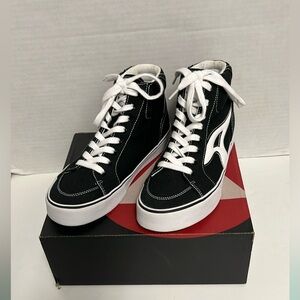 Airwalk Hayden Female High-Top Lace-Up Black & White Sneakers.    SIZE 7M